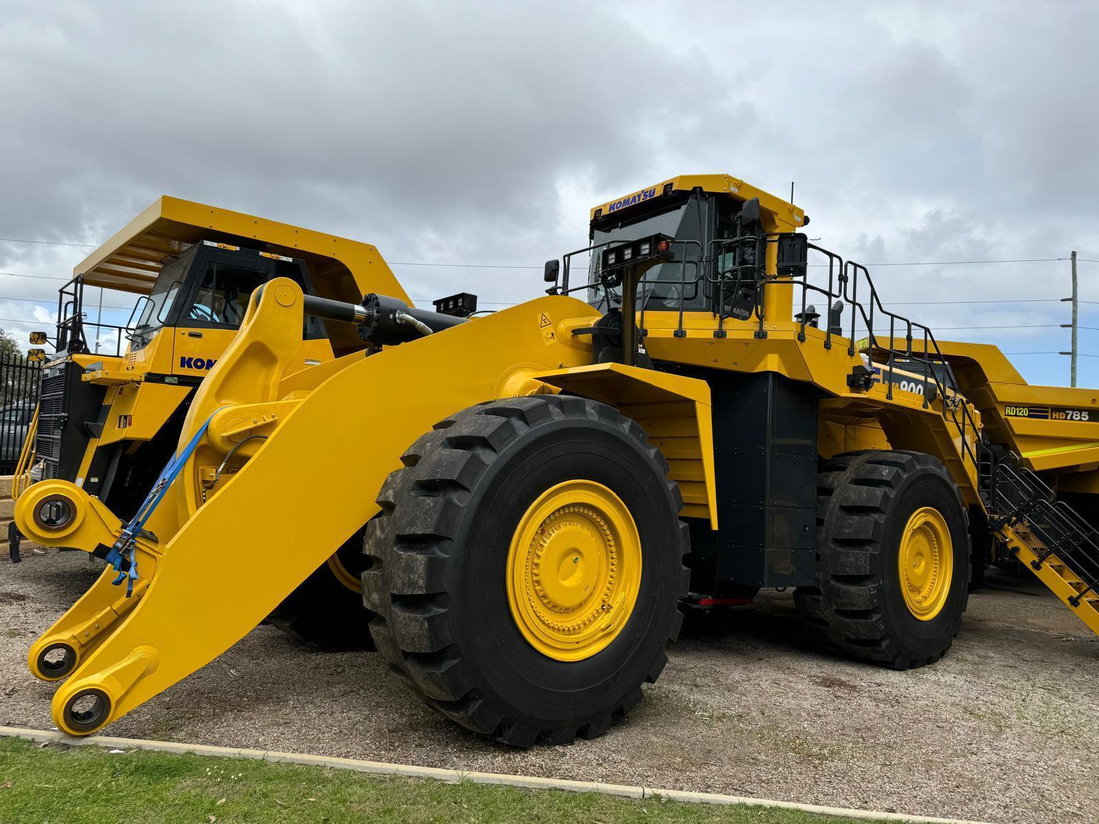 2025 Komatsu WA900-8R